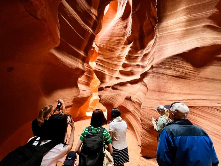 Gruppe venter på plads i Upper Antelope Canyon.